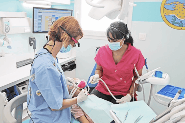 Image d'un dentiste s'occupant d'un enfant