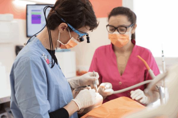 Image de dentiste n'ayant pas refusé de s'occuper d'un enfant