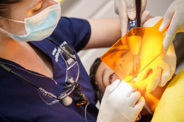 Image d'une dentiste essayant de sauver une dent fragile