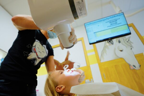 Chirurgien-dentiste examinant une dent cassée chez un enfant